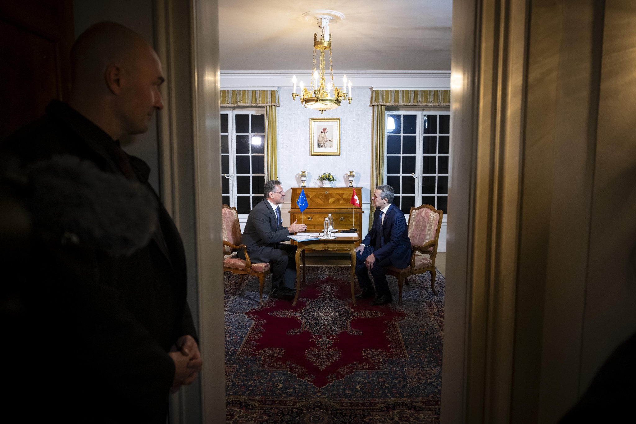 Maros Sefcovic und Ignazio Cassis unterhalten sich in einer eleganten Inneneinrichtung während eines Besuchs in der Lohn-Residenz in Kehrsatz, Schweiz.