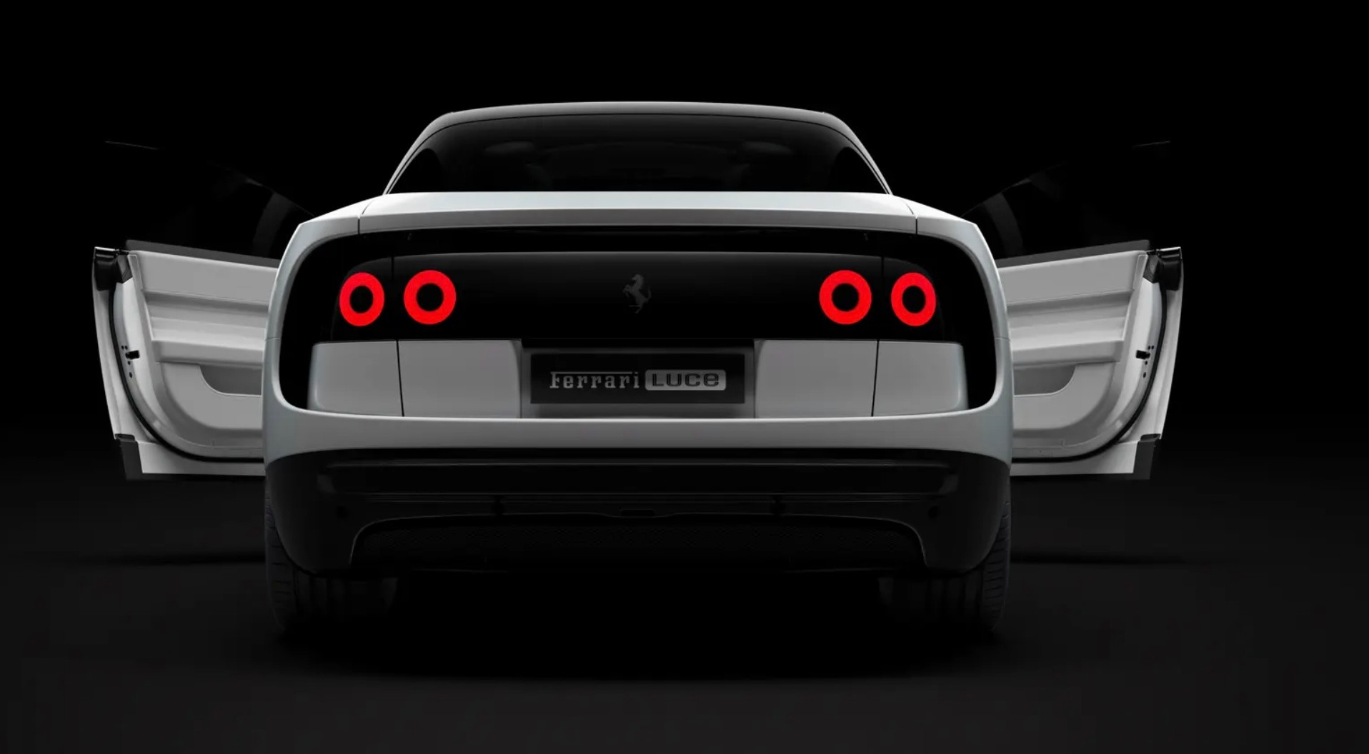 Weisser Ferrari von hinten mit geöffneten Türen, leuchtend roten Rücklichtern und Ferrari-Logo auf dunklem Hintergrund.