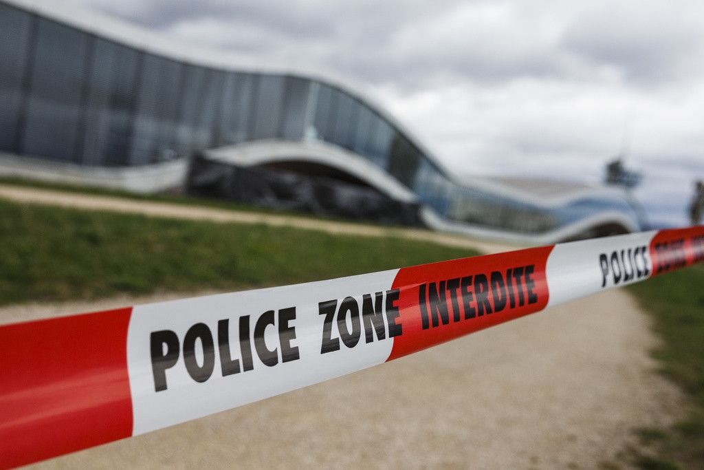 Une rubalise blanche et rouge portant l'inscription "Police, zone interdite" empêche l'accès à une partie du campus de l'EPFL