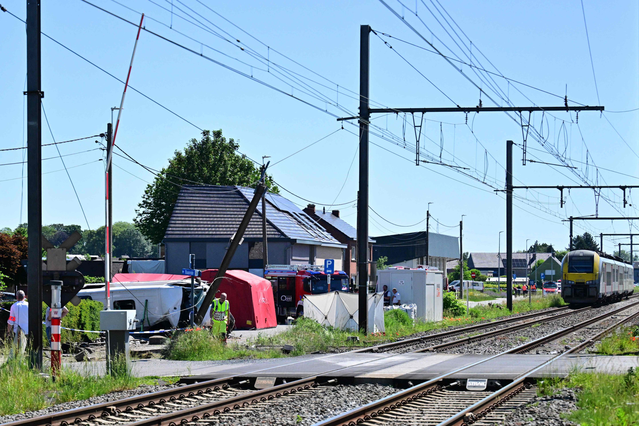 Unglück in Belgien: Zug kollidiert mit Schulbus – mehrere Tote befürchtet