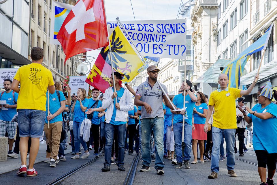 Les sourds sont descendus en nombre dans la rue pour un défilé joyeux et instructif Tribune de