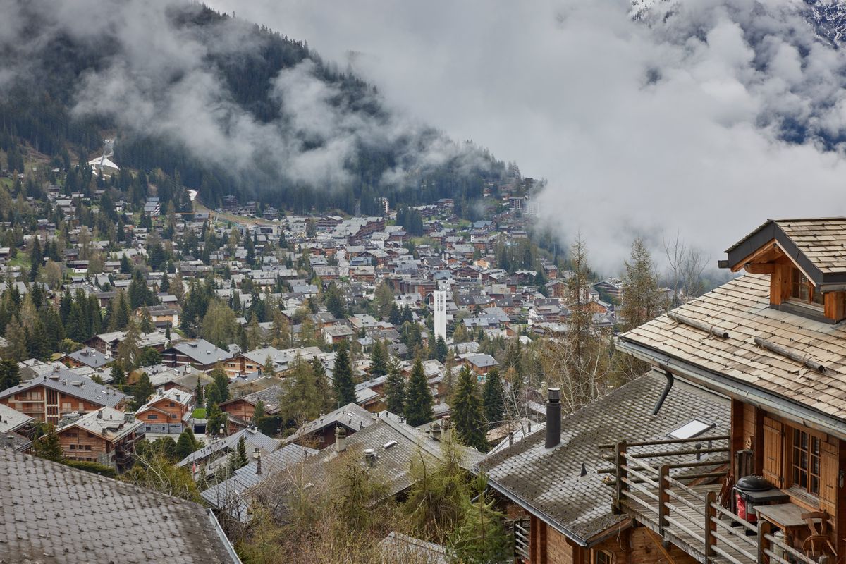 A Verbier comme dans d’autres stations, sous l’effet de la hausse des prix, plusieurs propriétaires ont revendu des logements habités à l’année qu’ils possédaient au cœur de la station.  Ce sont désormais des résidences secondaires aux prix inaccessibles pour les locaux.