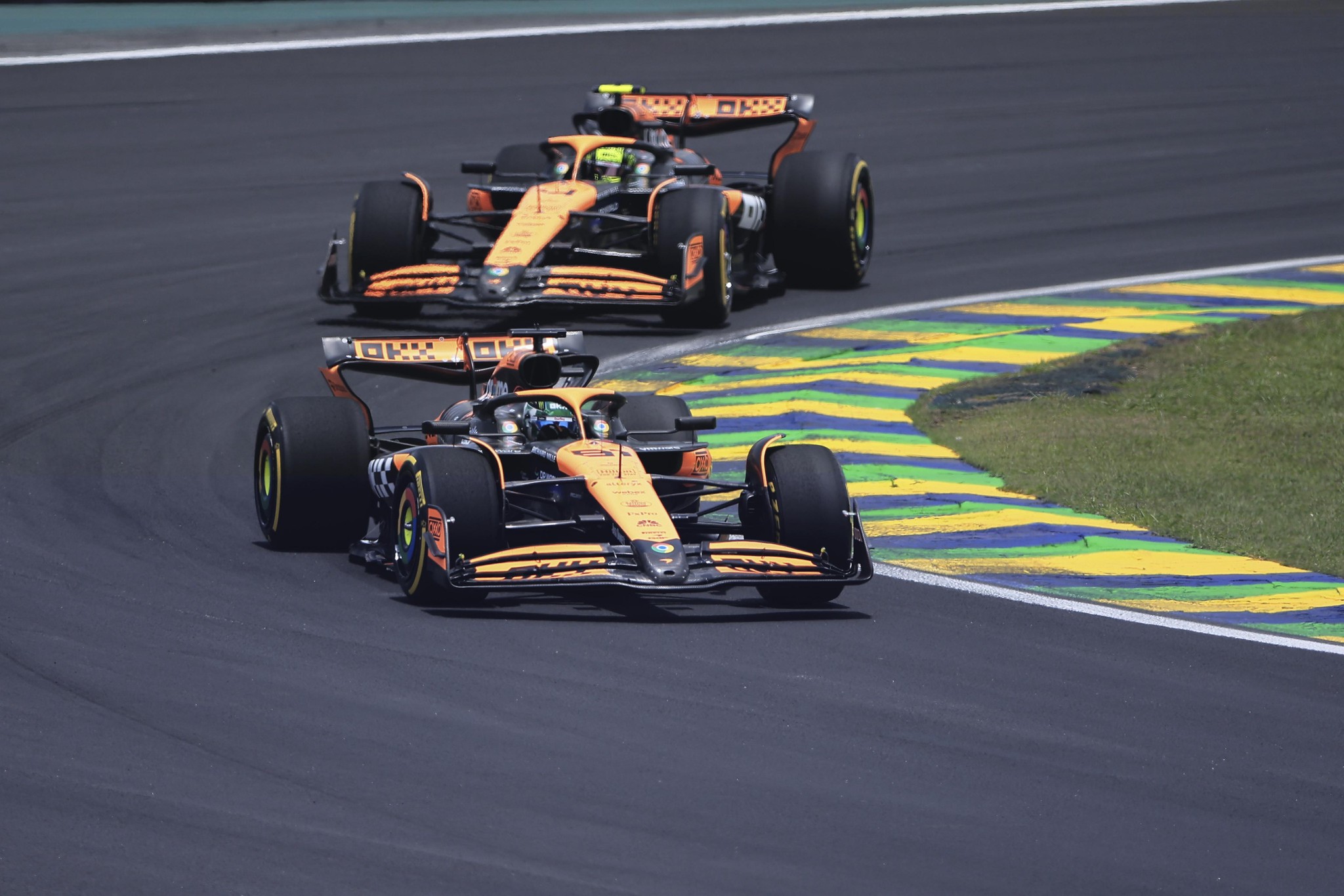 Oscar Piastri und Lando Norris von McLaren fahren beim Sprint-Rennen vor dem Grand Prix von Brasilien auf der Interlagos-Strecke in Sao Paulo.