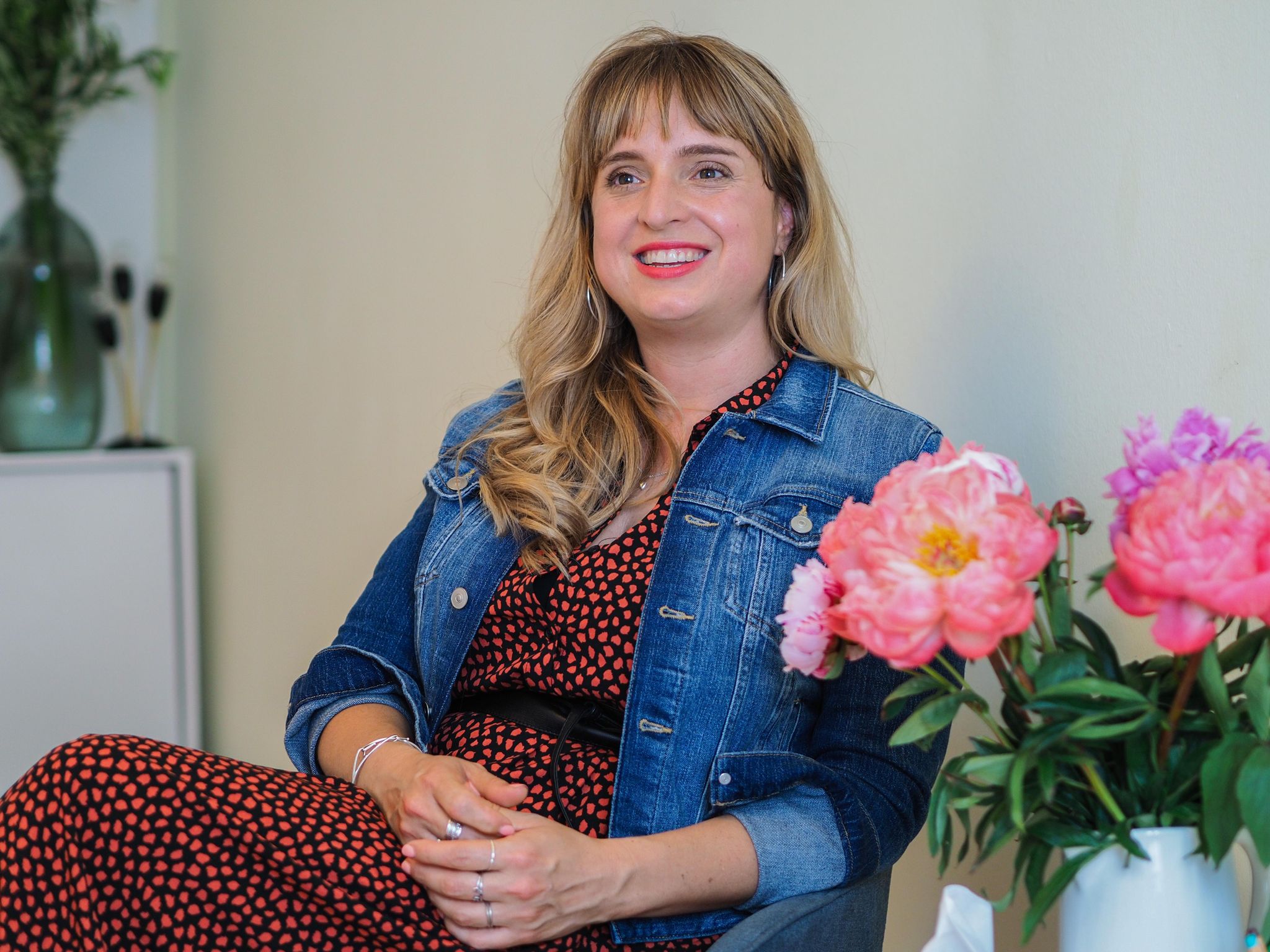 Sara Satir arbeitet als Coach und betreibt einen erfolgreichen Podcast mit Bloggerin Kafi Freitag, in dem sie über alles spricht, was bewegt.