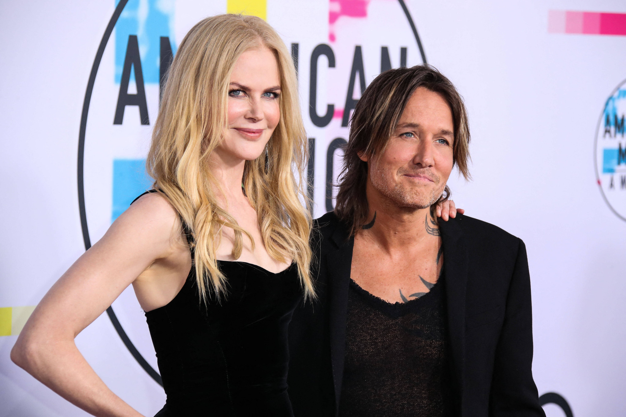 Nicole Kidman und Keith Urban bei den American Music Awards 2017, posierend auf dem roten Teppich.