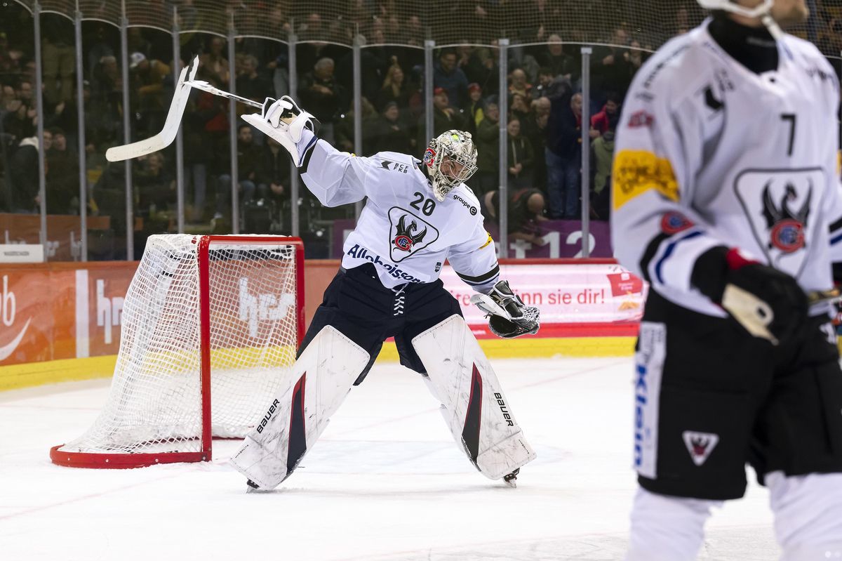 Reto Berra, gardien du HC Fribourg-Gottéron, casse son bâton de hockey de colère après un but lors d'un match contre le SC Bern à la PostFinance Arena.