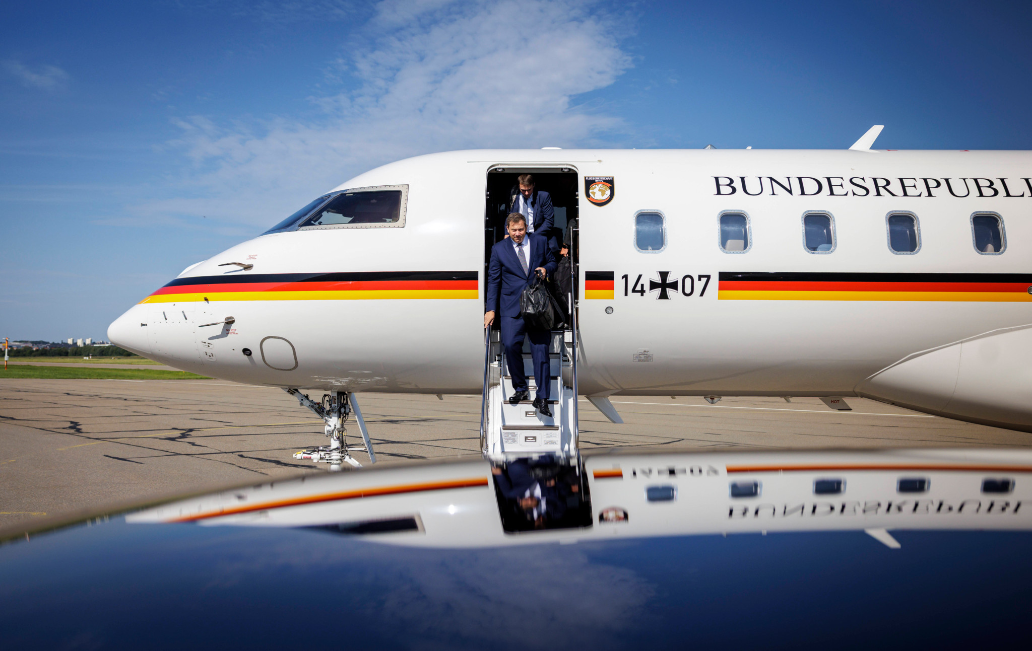 Bundesfinanzminister Lars Klingbeil steigt in Friedrichshafen aus einem Regierungsflugzeug der Bundesrepublik Deutschland, Kennung 14+07.
