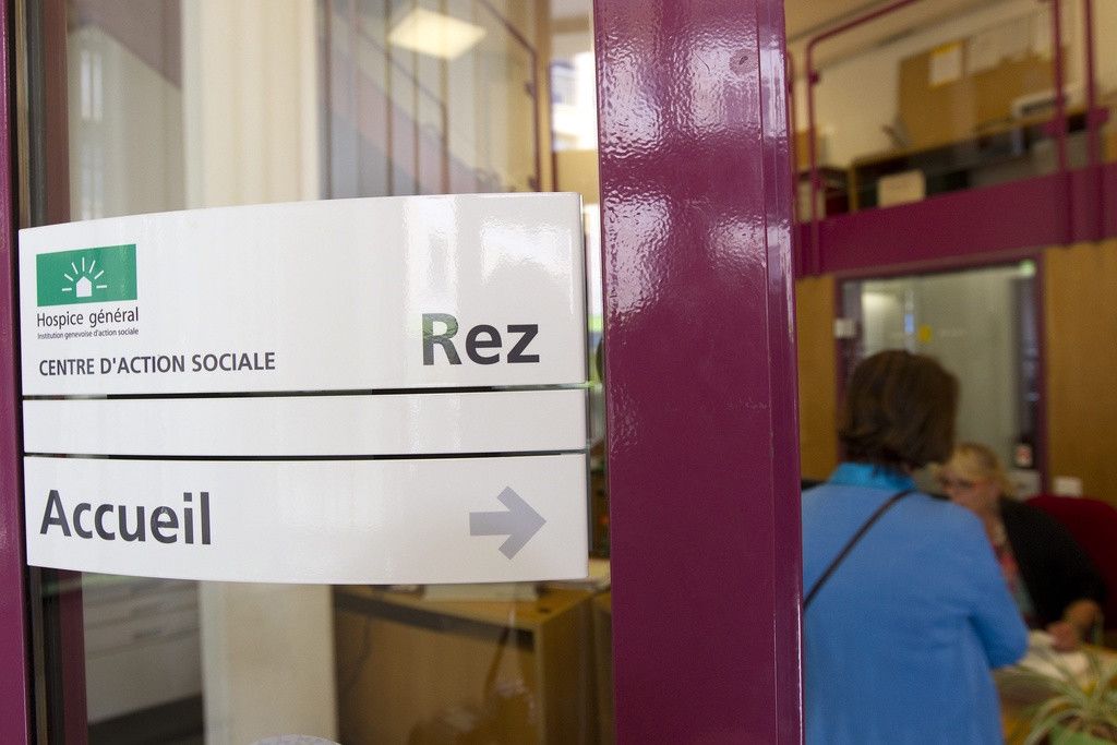Une femme parle avec l'une des receptionistes du Centre d'action sociale des Paquis de l'Hospice general HG, ce mardi 14 septembre 2010 a Geneve. L?Hospice general est charge de mettre en ?uvre la politique sociale du canton de Geneve. Il consacre l?essentiel de son activite à l?aide sociale en faveur des plus demunis et a l?accueil des requerants d?asile, tout en assurant d?autres taches d?assistance, de prevention et d?information pour toutes les categories de la population. (KEYSTONE/Salvatore Di Nolfi)