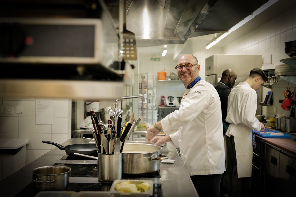Le chef Jean-Jacques Michel devant son fourneau. 