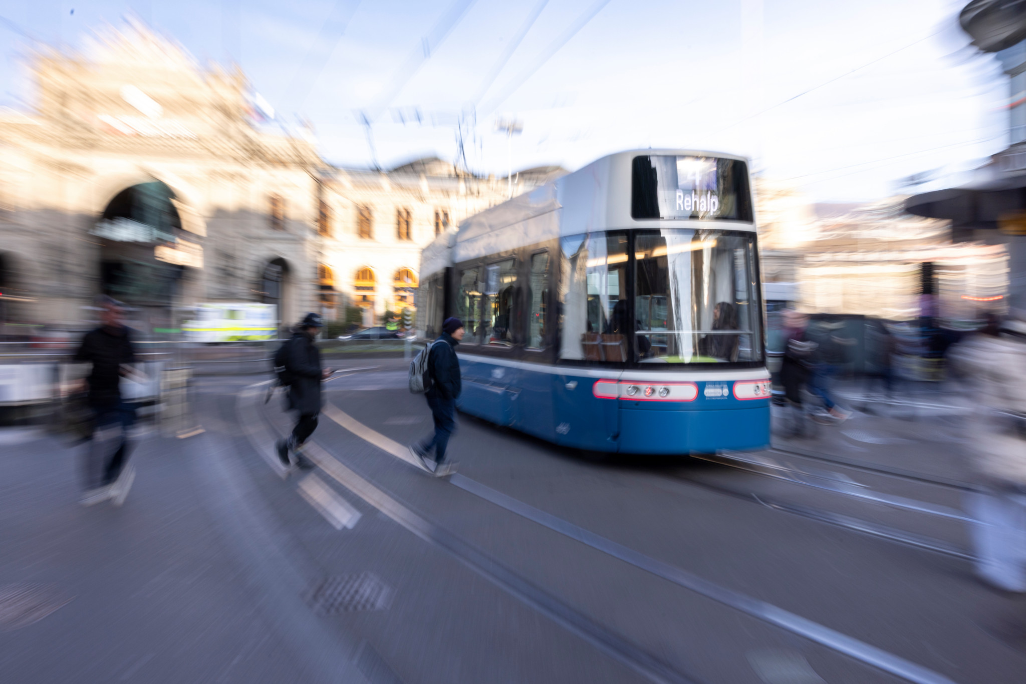 Unfälle in Zürich: Zwei Fussgänger innert kurzer Zeit von Trams erfasst und verletzt