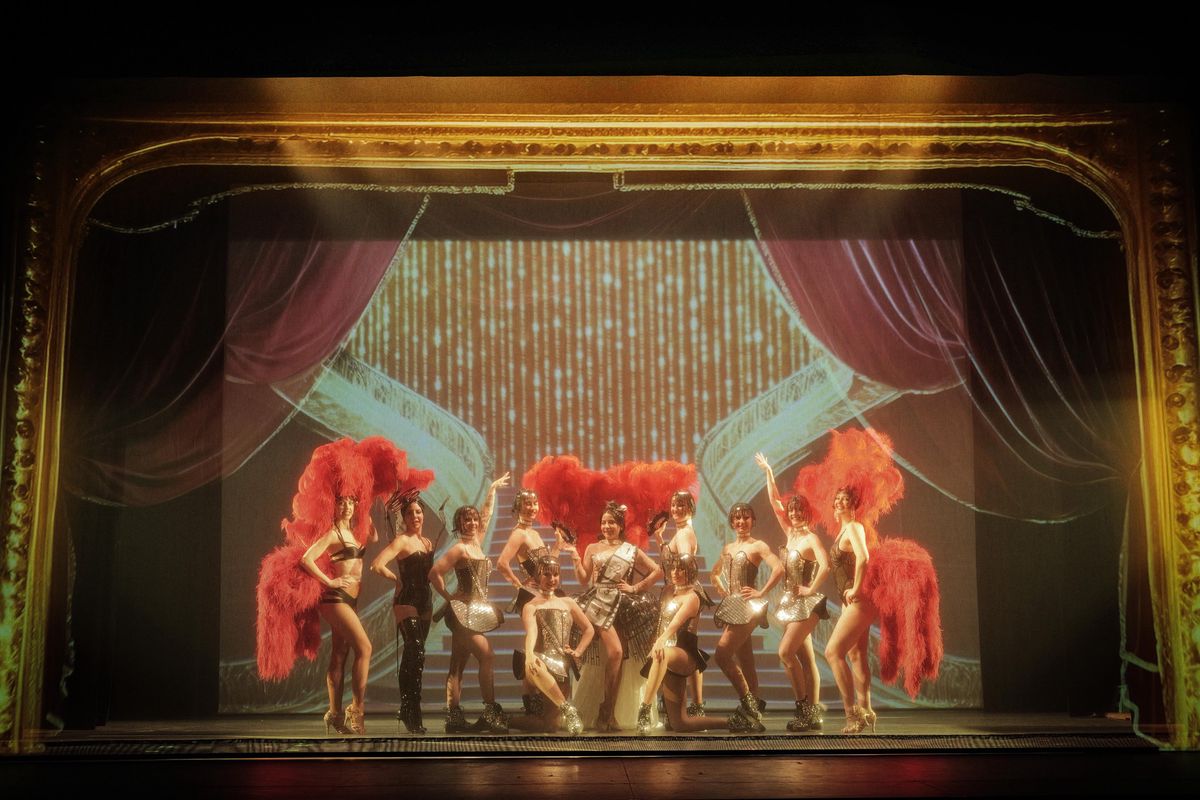 Scène de répétition de ’Poupoupidou’ au Casino théâtre de Genève avec des danseurs en costumes flamboyants.