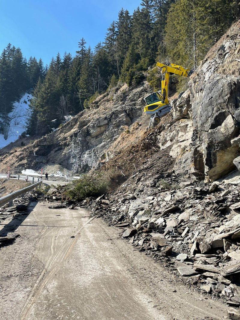 L’éboulement s’est produit à moins d’un kilomètre de la station.