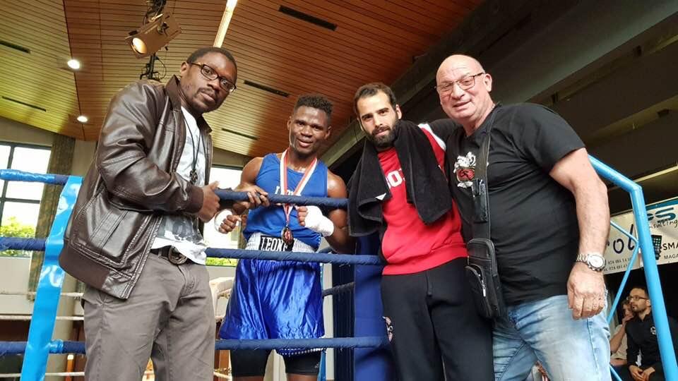 Autour du boxeur néopro, ses trois hommes de confiance: Patrick Kinigamazi, Christophe Rime et Giorgio Costantino.