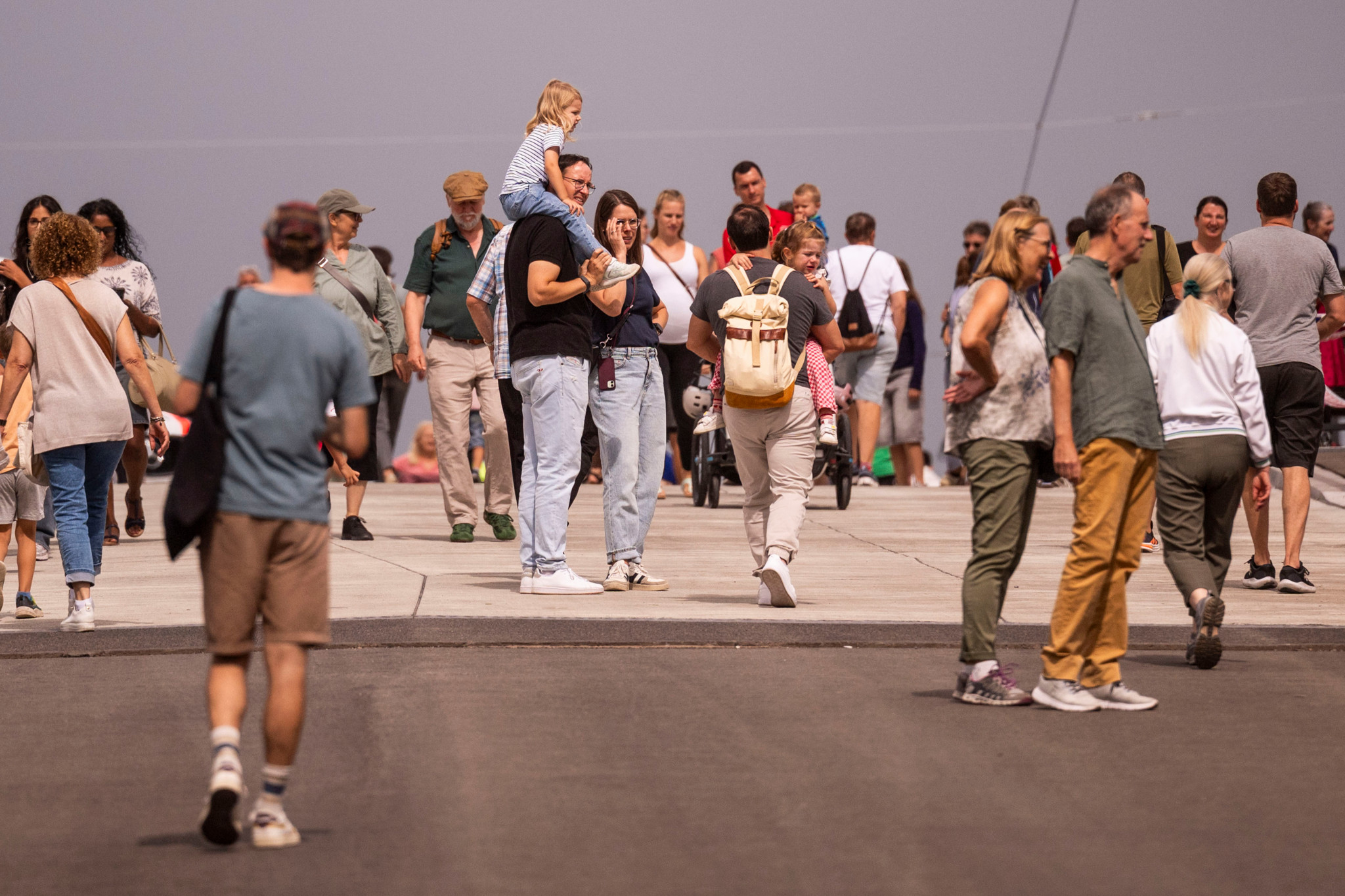 Zahlreiche Besucherinnen und Besucher flanieren beim Volksfest zur Einweihung der Leonie-Moser-Brücke (Querung Grüze) in Winterthur.