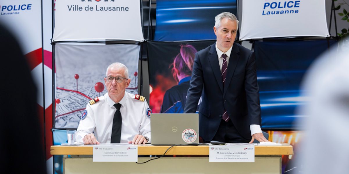 Olivier Botteron, commandant de la police de Lausanne, et Pierre-Antoine Hildbrand, conseiller municipal, lors d'une conférence de presse sur la réorganisation de la police municipale à Lausanne.
