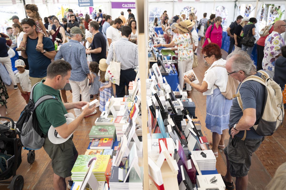 Des visiteurs examinent des livres en attendant des dédicaces lors de la 14e édition de Livre sur les Quais à Morges, Vaud, le 3 septembre 2023.