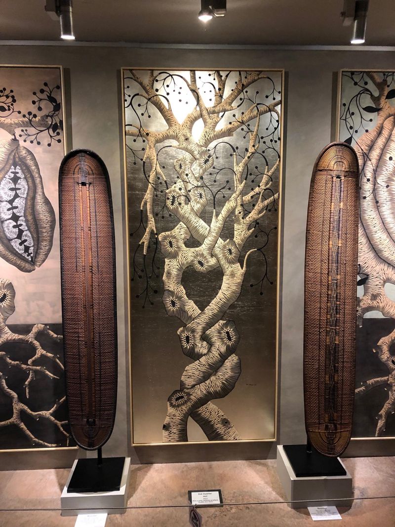 Les œuvres de Zoé Ouvrier épousent avec force et délicatesse les pièces de la collection, comme ces boucliers tressés. 