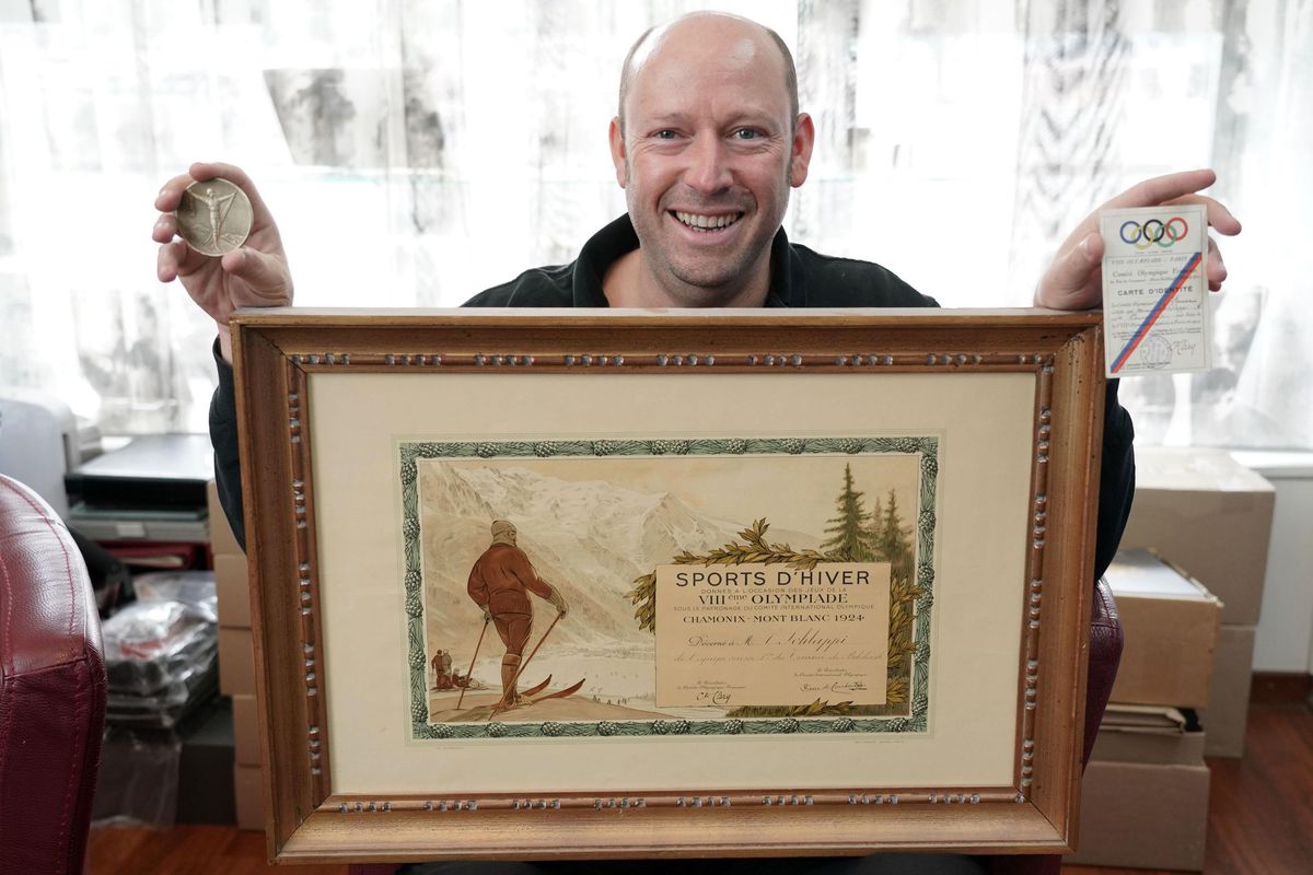 Le numismate Olivier Chaponnière détient la médaille d’or d’Alfred Schläppi, sa carte d’identité et le diplôme olympique. Ce dernier est signé par le président du CIO, le baron Pierre de Coubertin, et par le président du Comité olympique français, le comte Justinien de Clary. Dessin de Plumereau et impression de Debar.