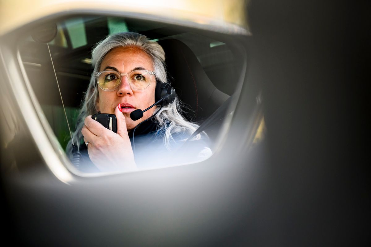 Olivia Jaquet, la voix de Radio Tour, pose lors de la 77eme edition du Tour de Romandie avant le depart de la 4eme etape entre Saillon et Leysin, le samedi 27 avril 2024 a Saillon. (KEYSTONE/Jean-Christophe Bott)