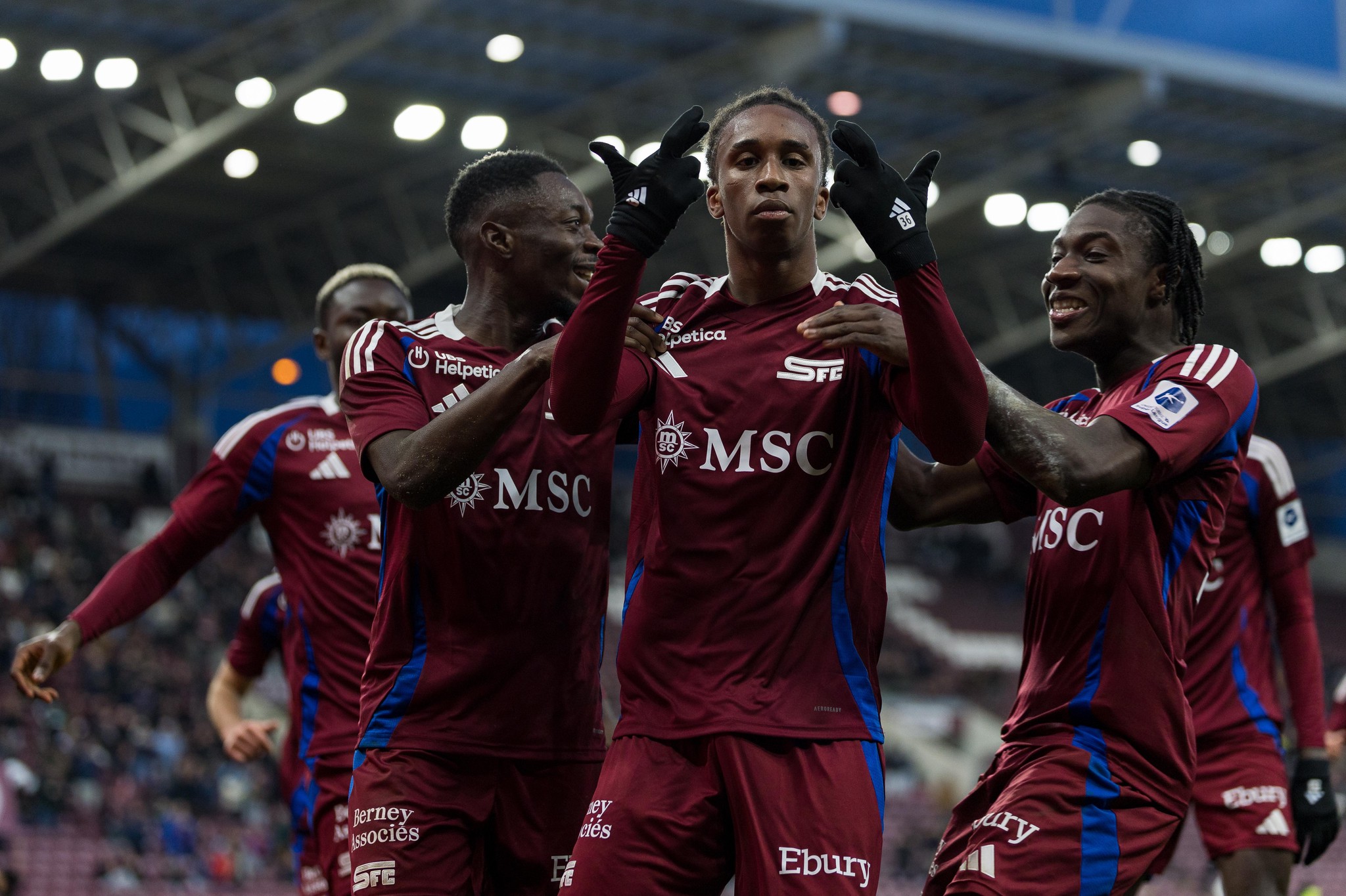 Joueurs du Servette FC célébrant le premier but professionnel de Keyan Varela lors du match contre le FC Winterthour au Stade de Genève, le 23 février 2025.