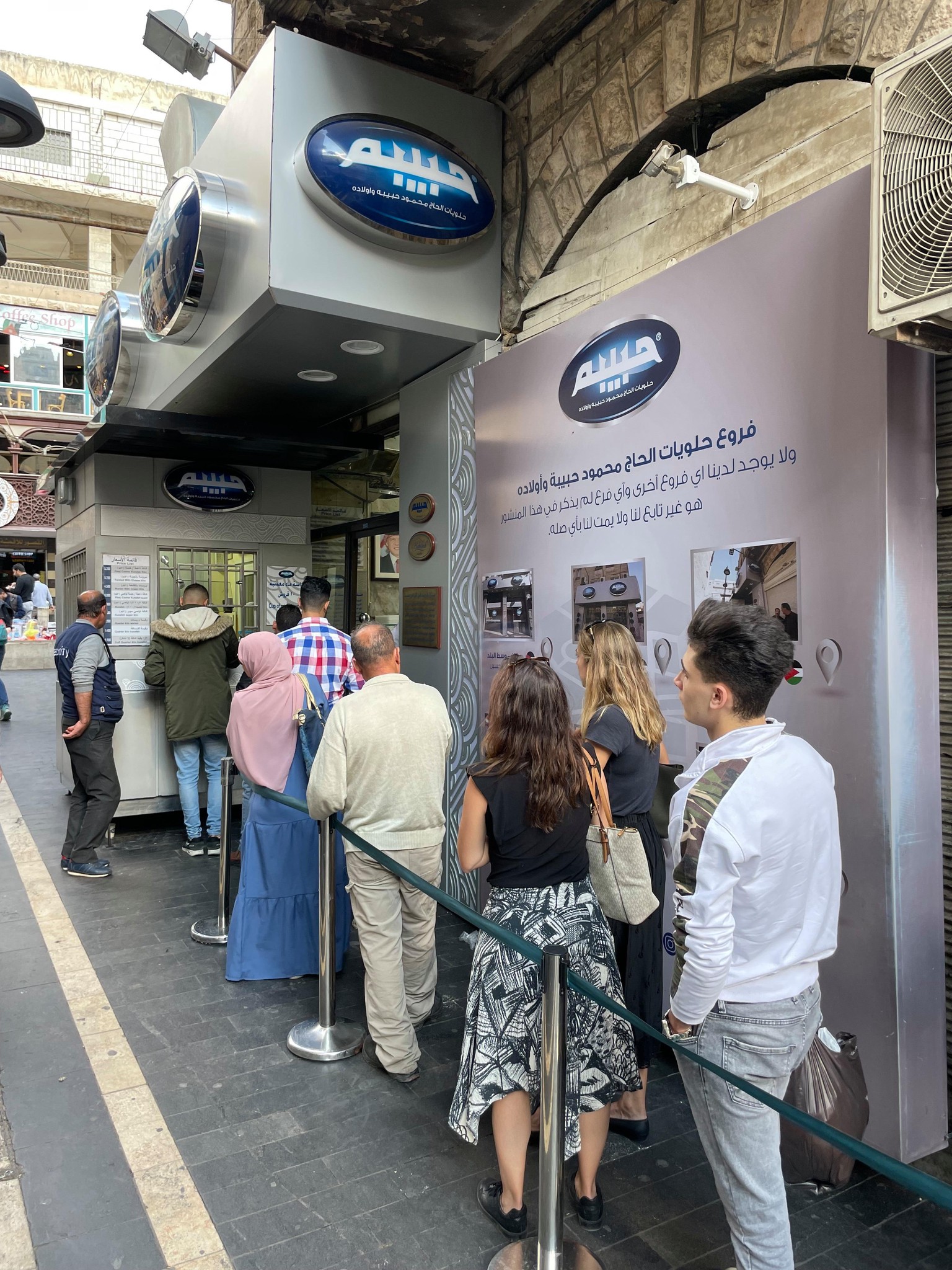 Depuis les années 1950, la pâtisserie Habiba est la plus célèbre de la capitale. Les gens font la queue dans la rue pour acheter une knafah.
