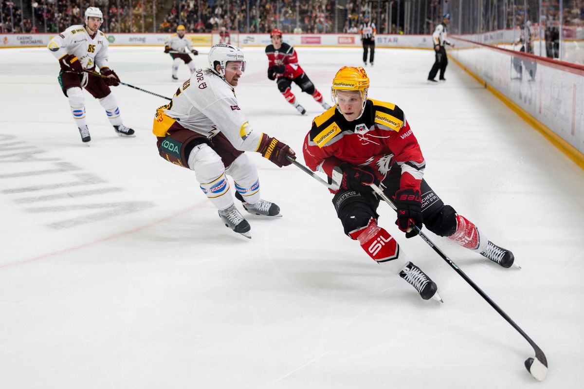 Marco Miranda et Sami Vatanen du Geneve-Servette Hockey Club pourchassant le topscorer Antti Suomela du Lausanne Hockey Club pendant un match de National League le 27 février 2024 à la Vaudoise Arena.