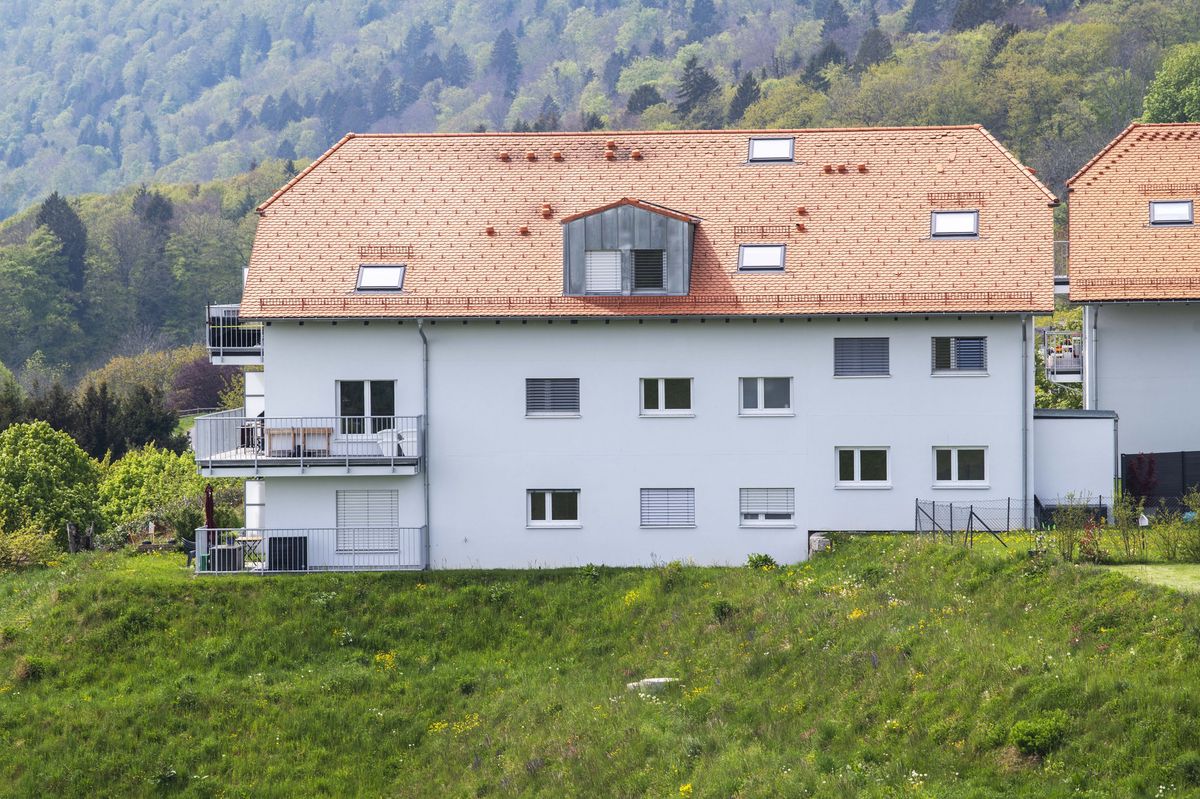 À Villars-Burquin, un immeuble pourvu de trop d’appartements pose problème.