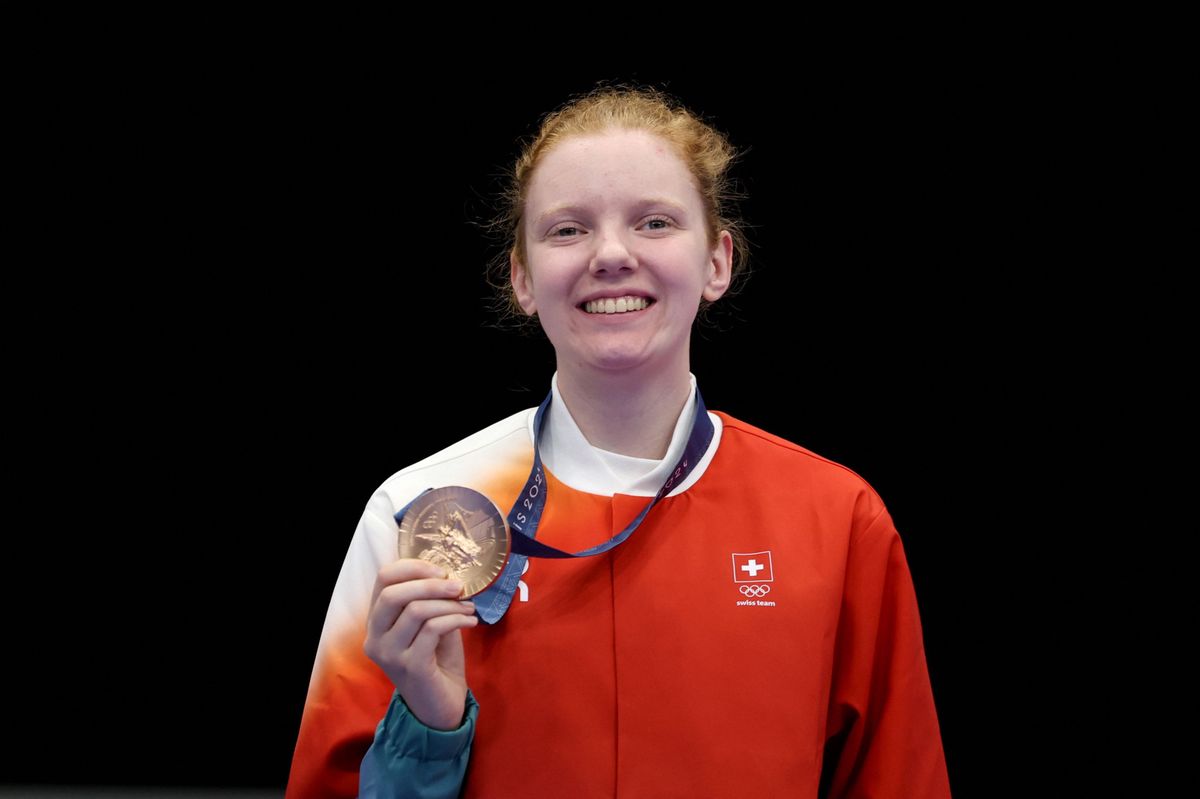 Bronze medalist Switzerland's Audrey Gogniat poses on the podium at the end of the shooting 10m air rifle women's final during the Paris 2024 Olympic Games at Chateauroux Shooting Centre on July 29, 2024. (Photo by ALAIN JOCARD / AFP)