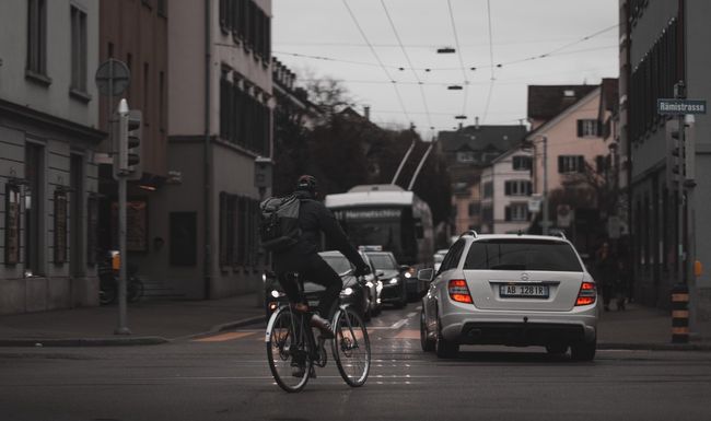 Anwohnerinnen und Anwohner in Wollishofen haben etwa 480 Einsprachen gegen eine geplante Streichung von 100 Quartierparkplätzen der blauen Zone eingereicht.
