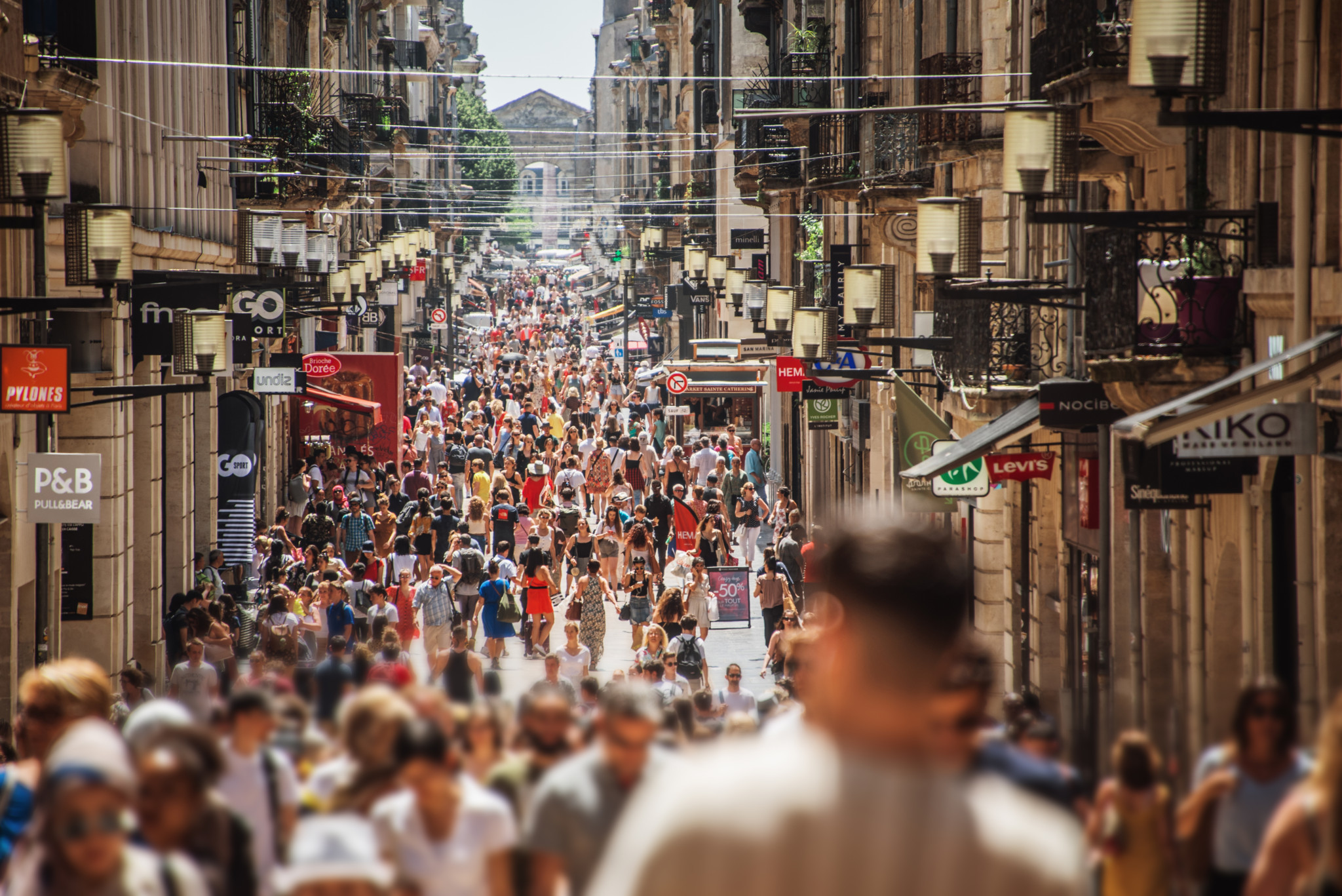 Longue de 1,2 km, la rue Ste-Catherine est la plus commerçante de Bordeaux. Son tracé a été dessiné il y a 2000 ans par les Romains.