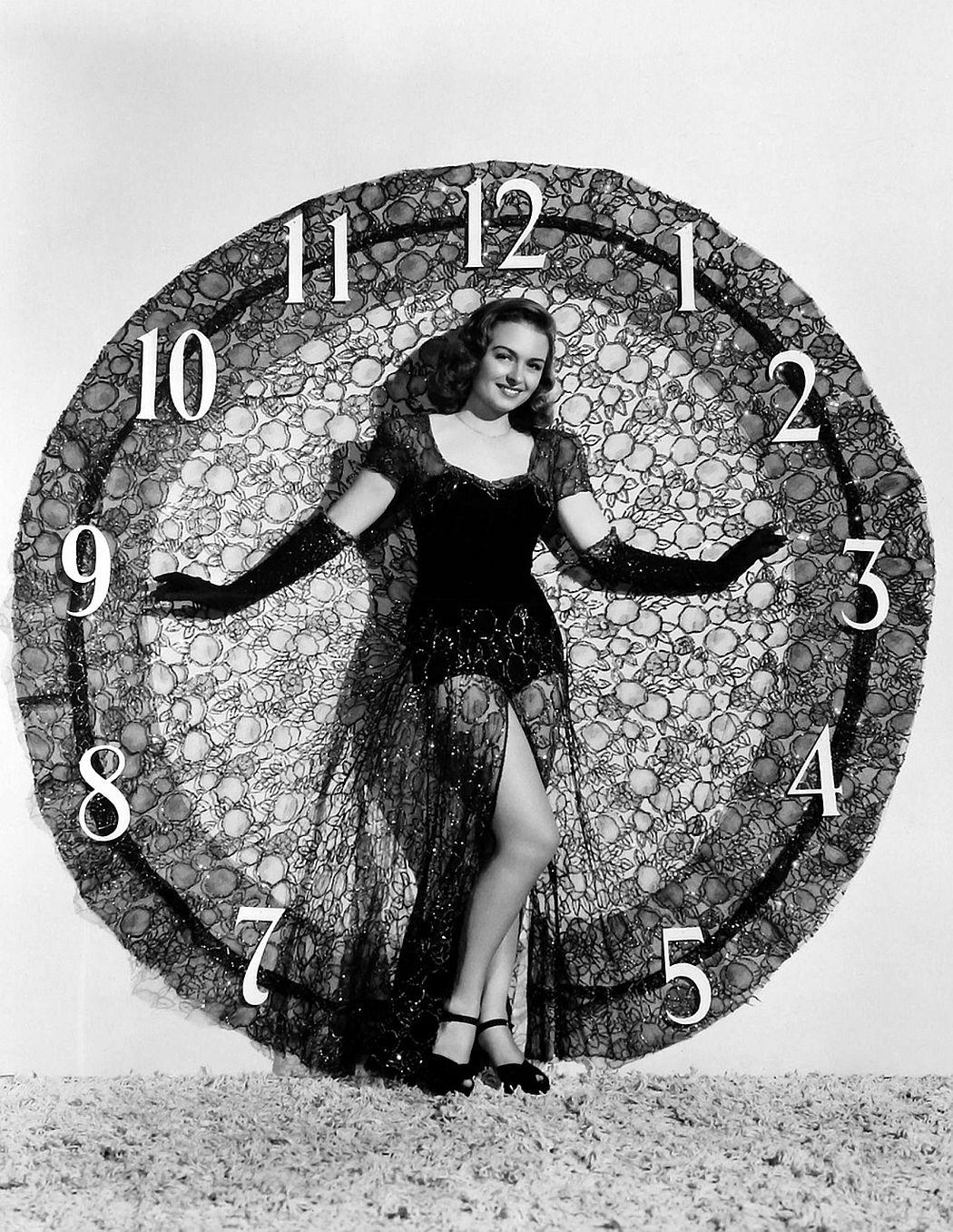 Donna n’aura pas laissé des souvenirs inoubliables aux cinéphiles. Elle reste avant tout pour eux l’épouse de James Stewart dans «La vie est belle» (1946) de Frank Capra. Sur le très tard, on la retrouvera à la TV dans le feuilleton «Dallas», où elle a brièvement remplacé Barbara Bel Geddes.