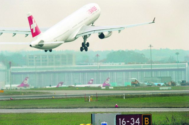 Ein Abflug gegen Süden: Eine Swiss-Maschine startet in Kloten von der Piste 16 aus.
