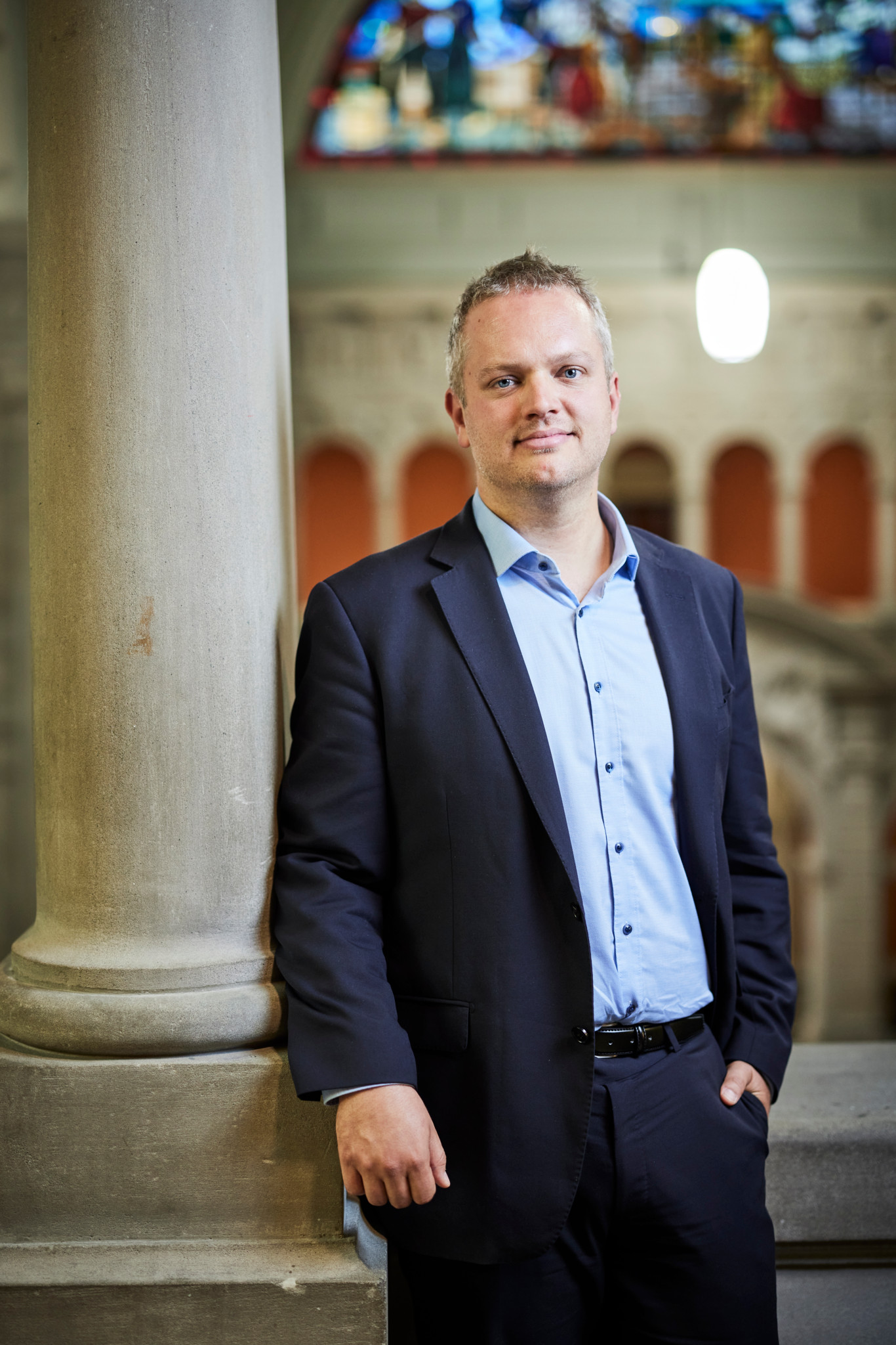 Grüner Nationalrat Raphaël Mahaim lehnt an einer Säule im Bundeshaus Bern, trägt einen dunklen Blazer und hellblaues Hemd. Grüner Nationalrat Raphaël Mahaim lehnt an einer Säule im Bundeshaus Bern, trägt einen dunklen Blazer und hellblaues Hemd.