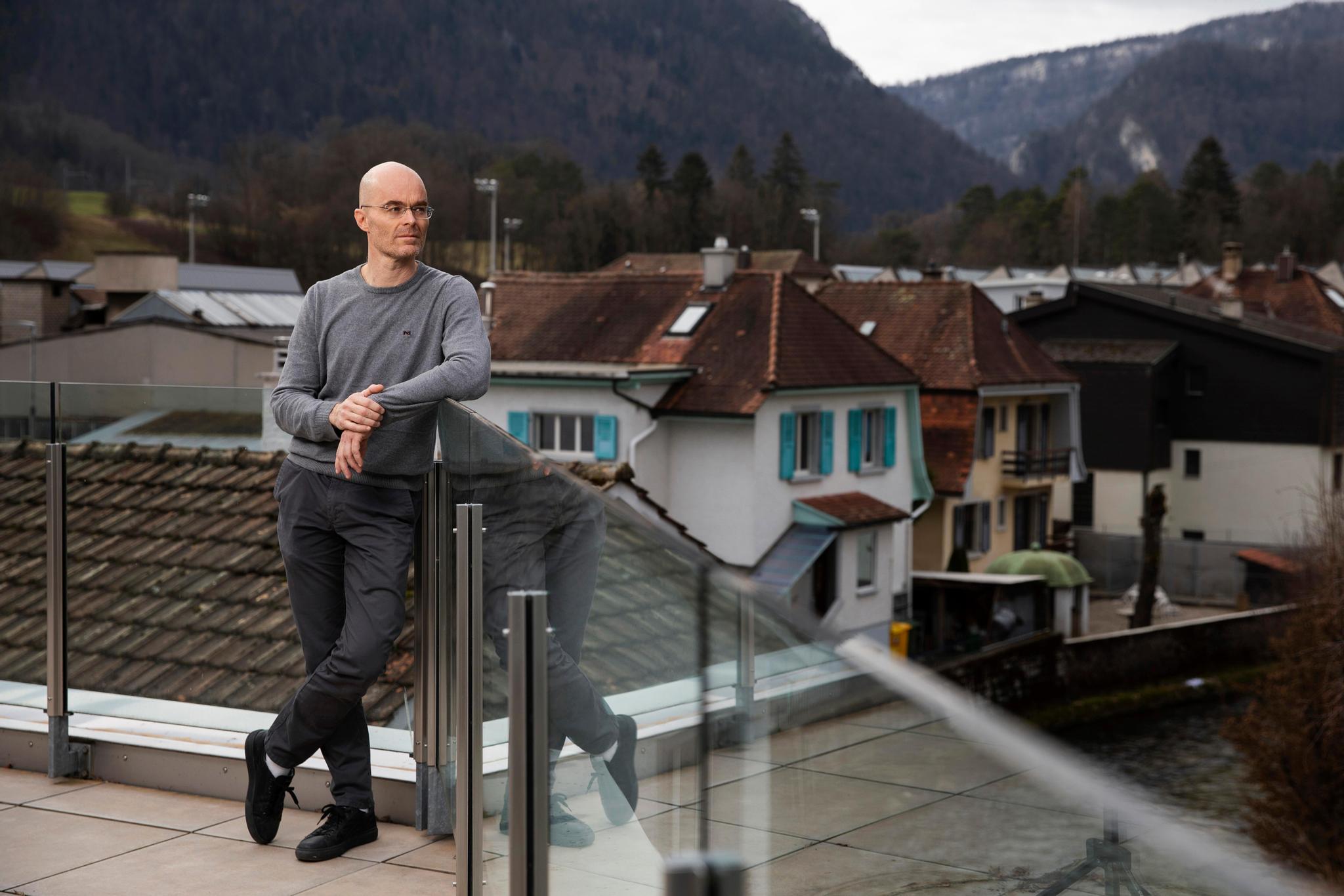 Lampendesigner Steve Léchot, Kopf des berntreuen Komitees Moutier Plus, auf der Dachterrasse seines Ateliers. 