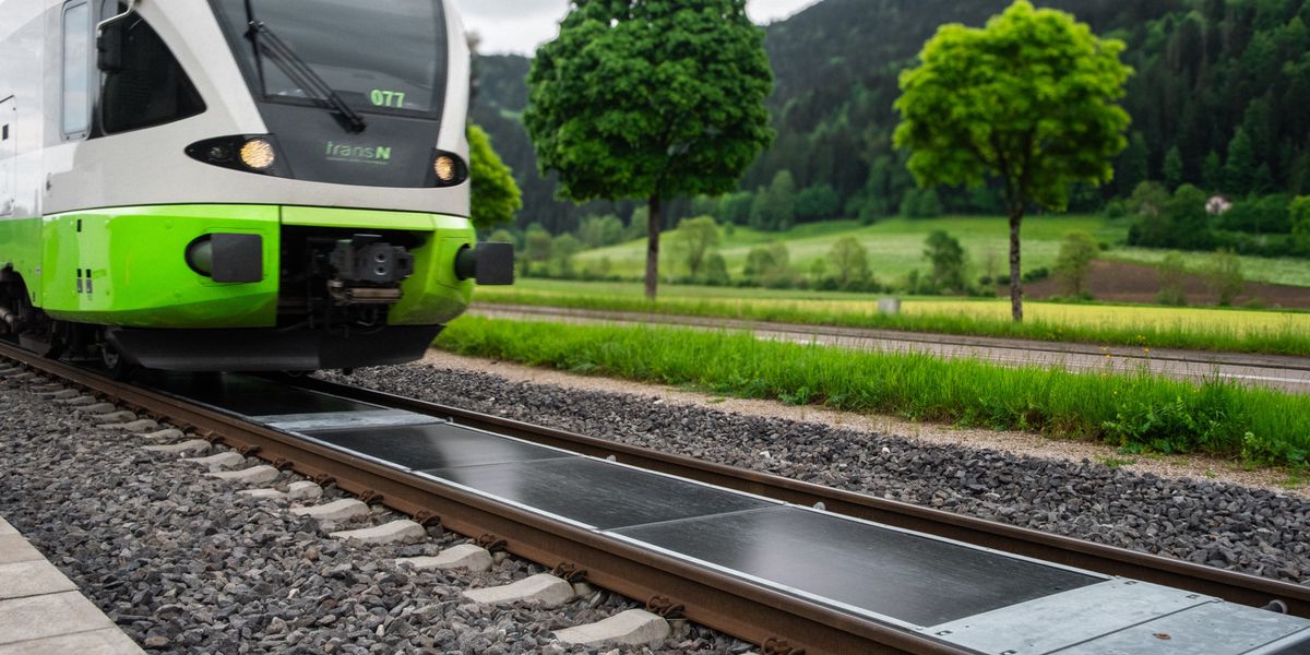 Wir-sind-Zukunft-Solarmodule-k-nnen-wie-ein-Teppich-zwischen-Schienen-eingebaut-werden-