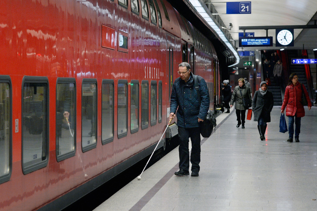 Im Hauptbahnhof tappen Blinde im Leeren