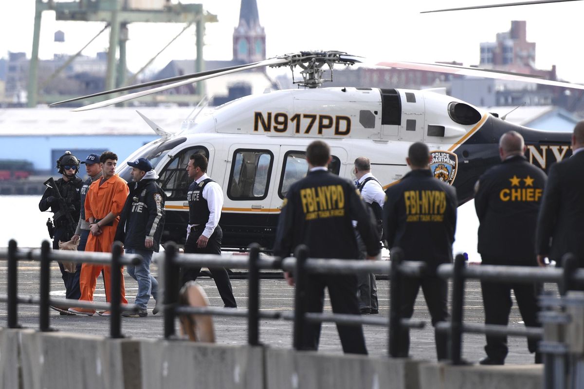保険会社社長殺害：被告はニューヨークに移送され、連邦判事の前に連行される