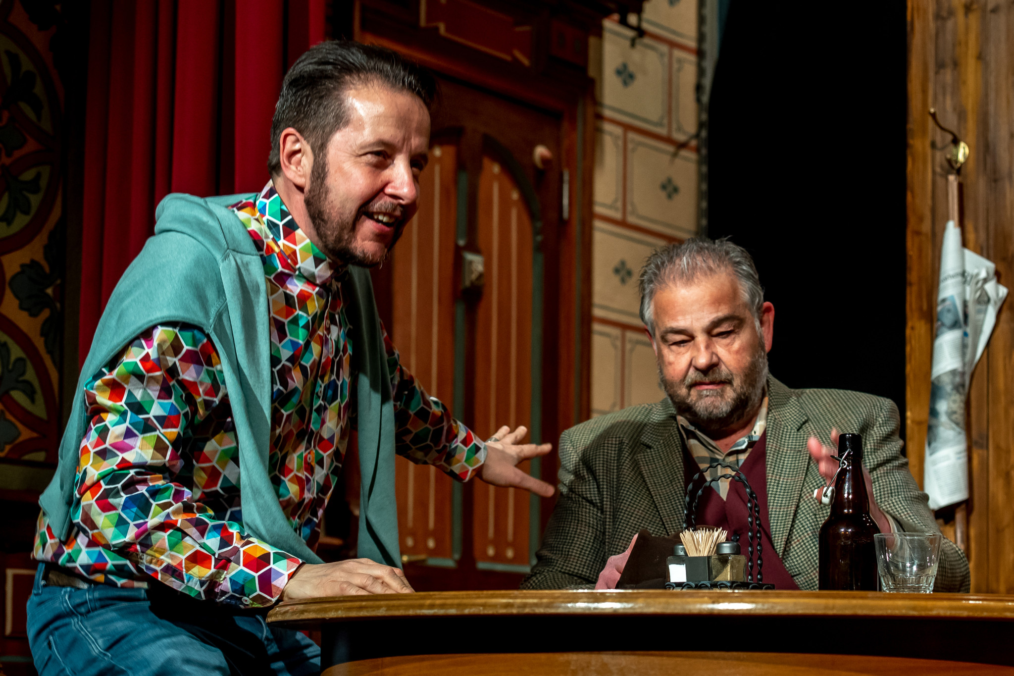 Das AH-Plus Theater spielt das Stück Dr Fall Griesser im PZM Münsingen. Regisseur Hannes Zaugg (li.) und Autor Heinz Bercher als Gemeindepräsident Jakob Siebenthal.
© Patric Spahni
