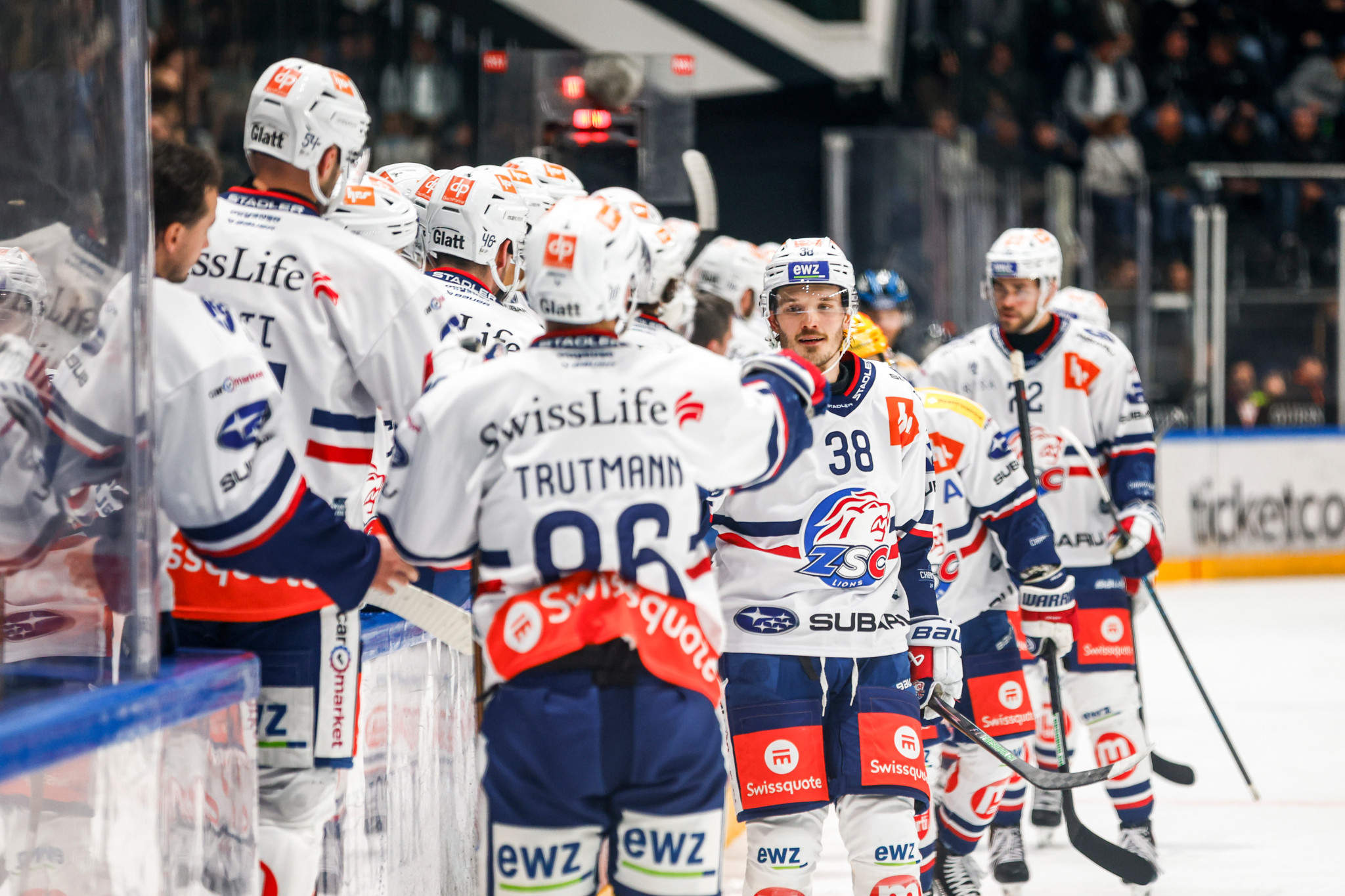 Rudolfs Balcers (ZSC Lions, Nr. 38) jubelt nach dem Tor zum 0:1 im NL-Playoff gegen HC Lugano, umringt von Teamkollegen.