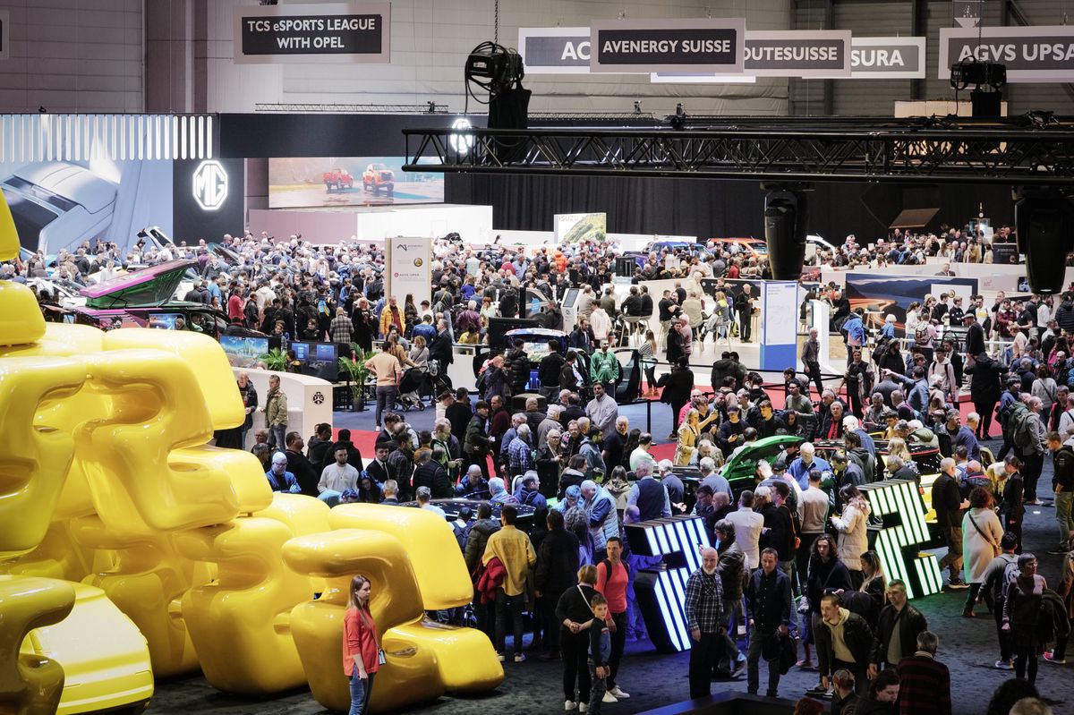 La foule à midi, au Salon de l’auto.