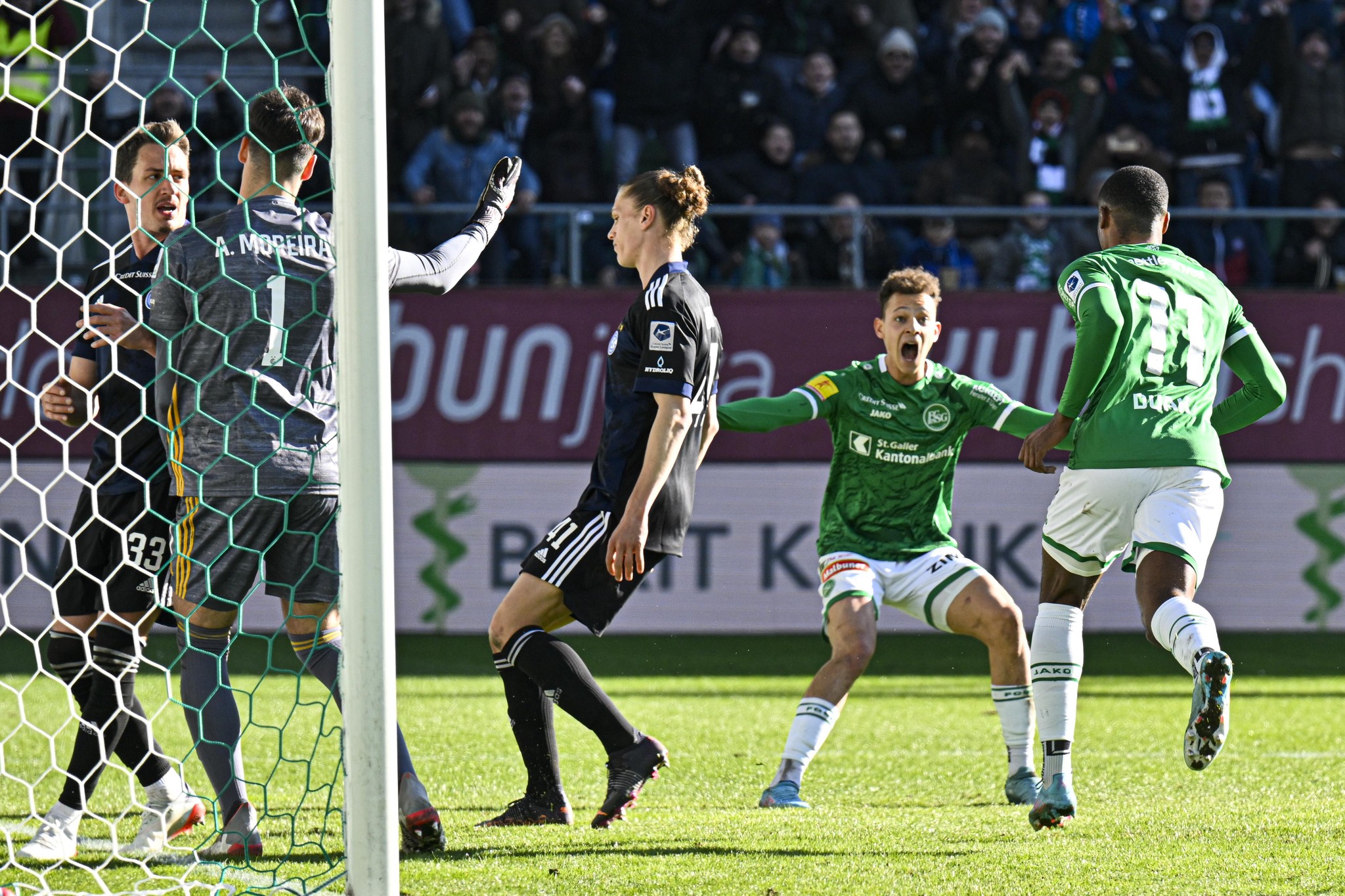 Das Tor, das GC sämtliche Hoffnung raubt: St. Gallens Torschütze Kwadwo Duah (r.) bejubelt den zweiten Treffer mit Julian von Moos, der das 1:0 erzielt hat. 