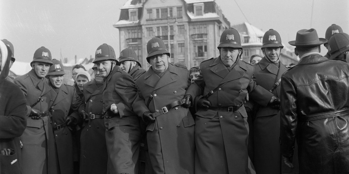 Advents-Foto-R-tsel-Wo-ist-das-T-rchen-5-Basler-Polizisten-halten-Kinder-zur-ck