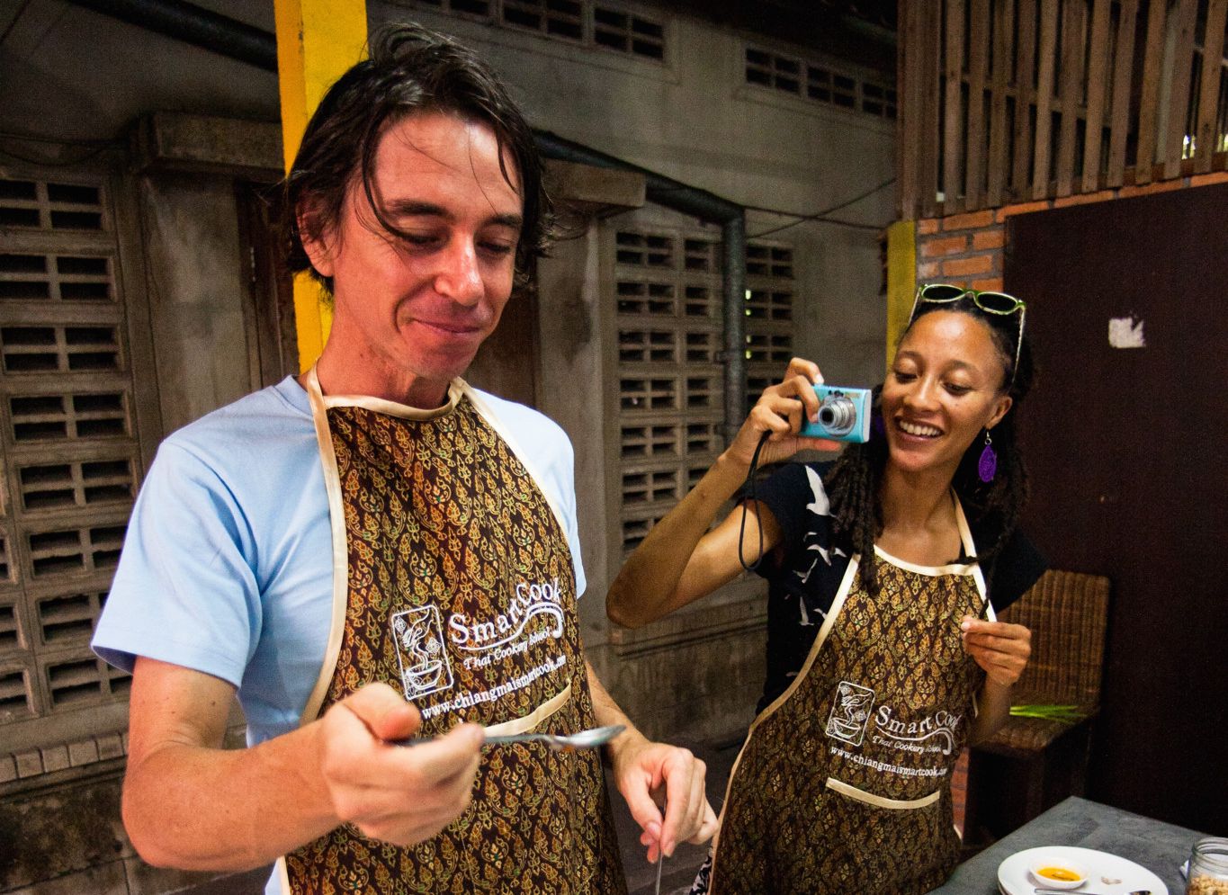 Partir à la découverte de nouvelles saveurs, et apprendre à les apprêter, devient une norme de voyage. Ici à Chiang Mai, en Thaïlande.