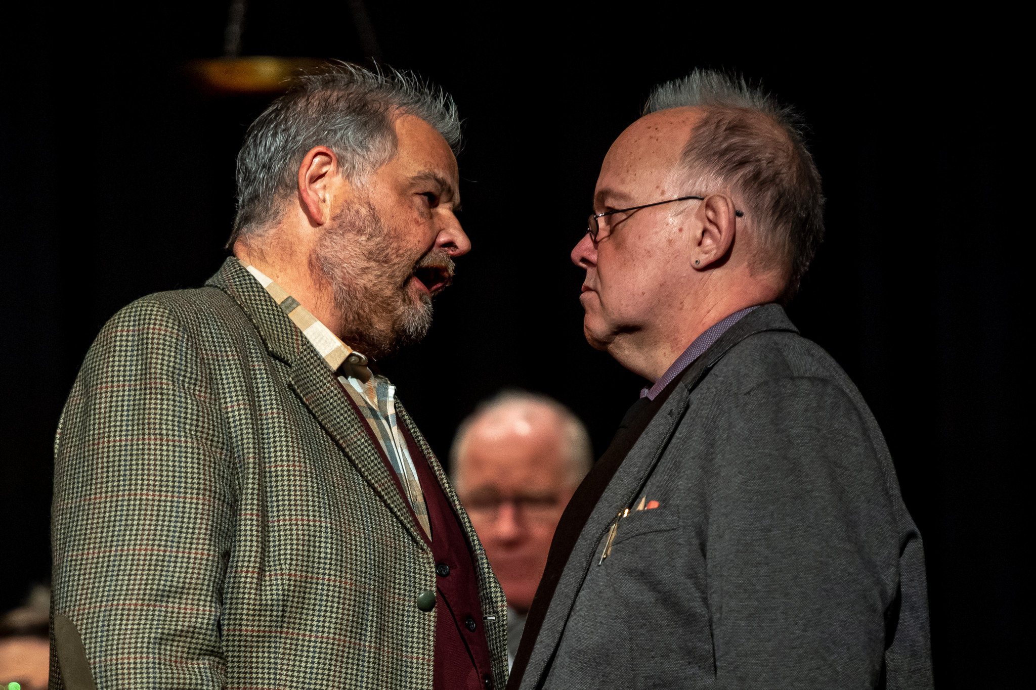 Das AH-Plus Theater spielt das Stück Dr Fall Griesser im PZM Münsingen. Heinz Bercher, der Autor des Stücks (links) als Gemeindepräsident Jakob Siebenthal mit Samuel Kobel als Fahnder Gottlieb Stucki.
© Patric Spahni
