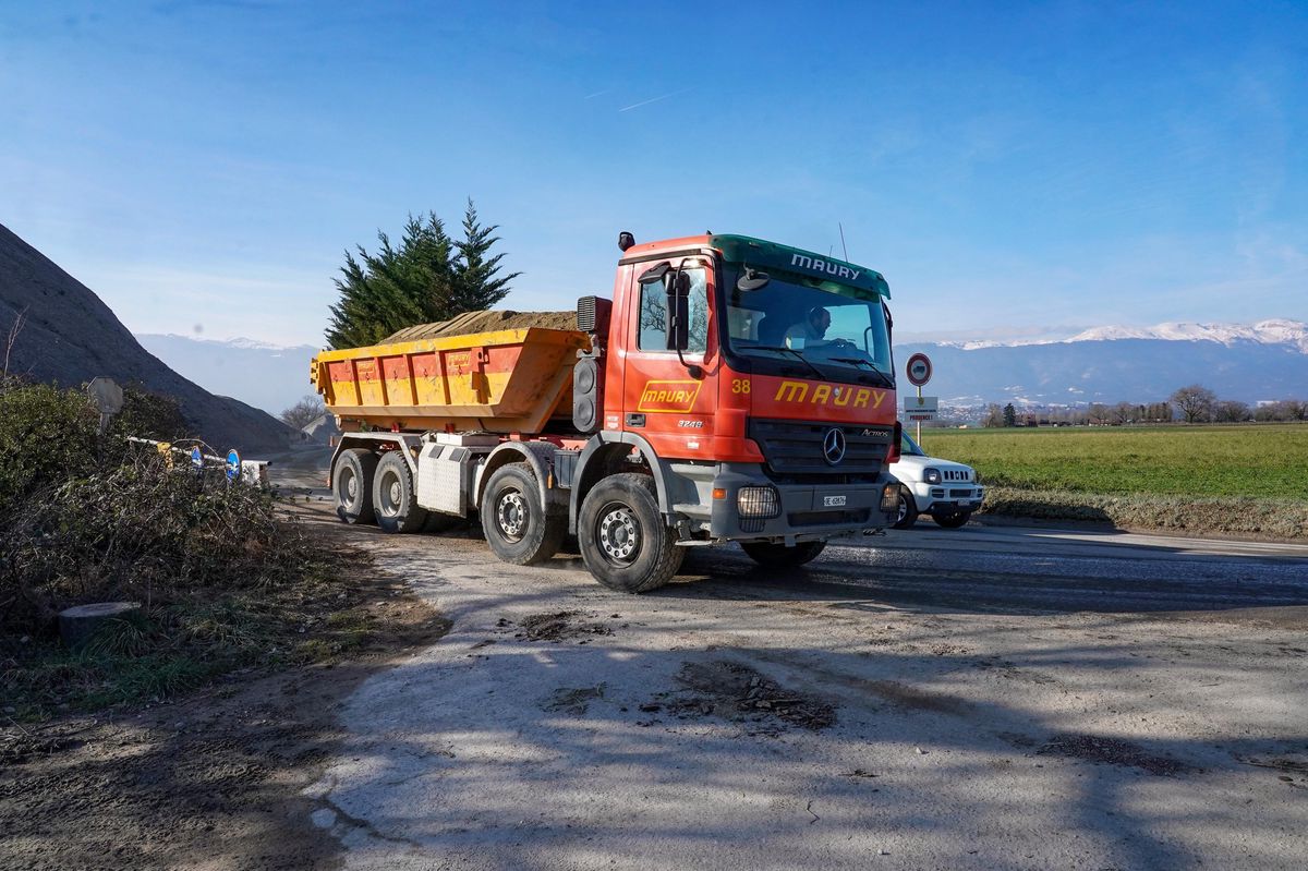 L’activité à la sablière du Cannelet continue, avec de nombreuses entrées et sorties de camions. Ici début février.