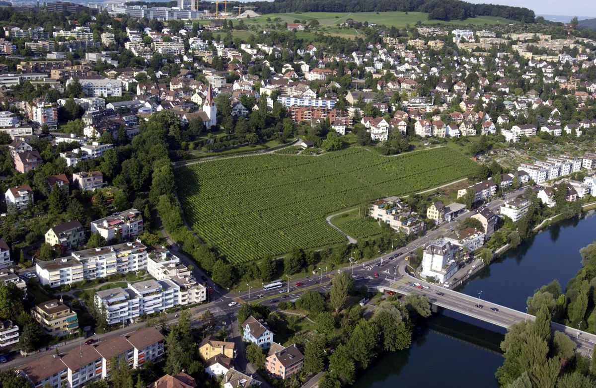 Höngg ZH: Leitung beschädigt – Höngg bis Montag ohne Warmwasser | Tages ...