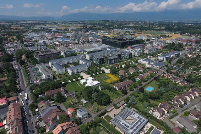 Centre ville de Plan-les-Ouates en vue aérienne.