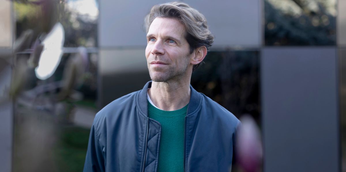 Lausanne, 7  mars 2024 . Julien Favreau, directeur ad intermin du Ballet Béjart. Ici vers l'opéra. Potrait de Der. (24heures/Odile Meylan). 