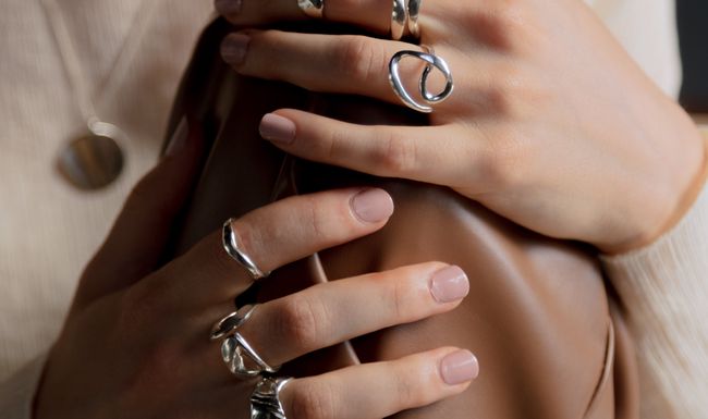 Hand mit silbernen Fingernägel