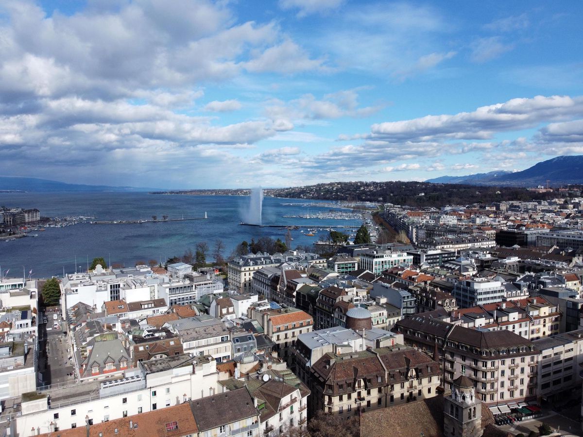Lundi 8 février 2021 - VUE AÉRIENNE DE GENÈVE : Rues Basses avec le jet d’eau et le lac. Photo LUCIEN FORTUNATI